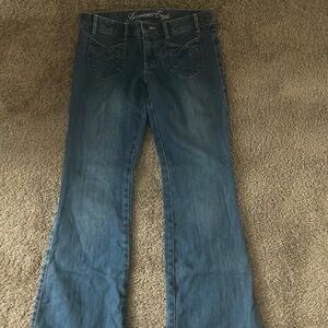 American eagle size 6 flare jeans with cute pocket. Gently worn like new.